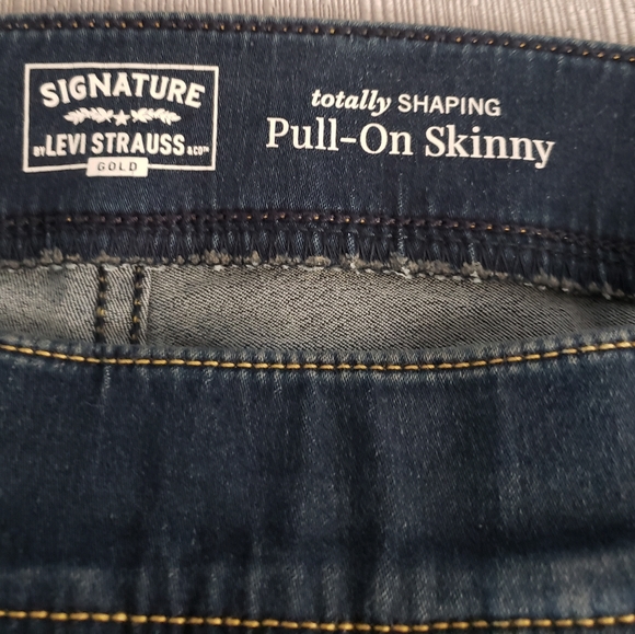 Womens NWT Totally Shaping Pull On Skinny Levi Jeans Size 2 - Picture 4 of 9